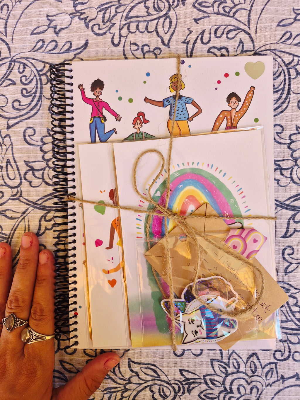 Pack libreta + 2 postales A6 + pegatinas