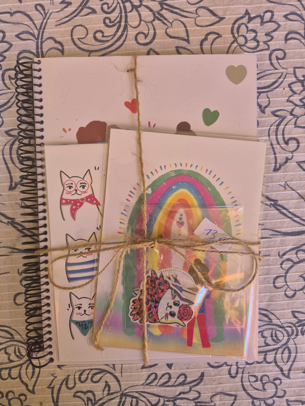 Pack libreta chicas + 2 postales A6 + pegatinas